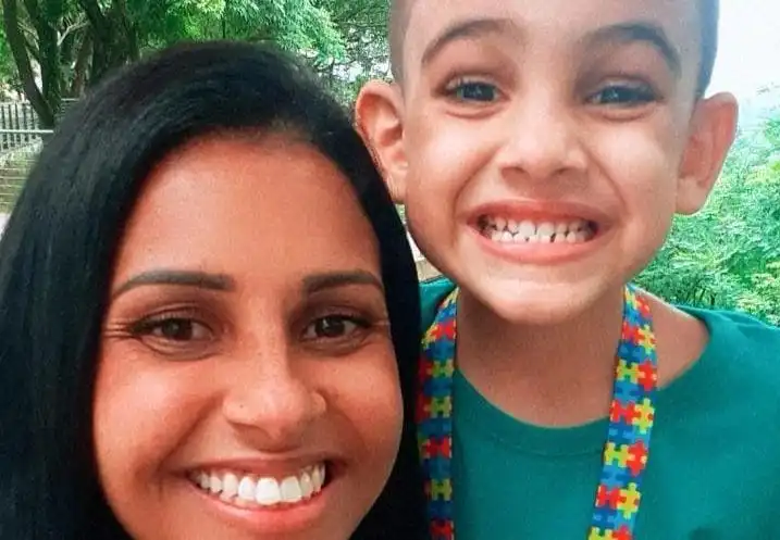 Mães denunciam Prefeitura por suposto cancelamento do transporte para autistas em São José