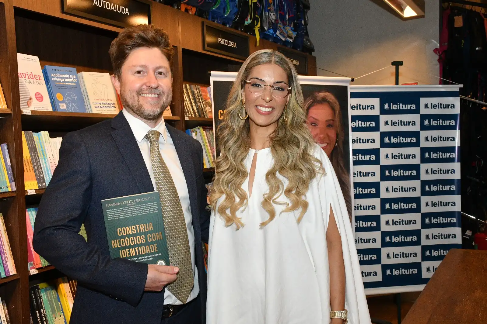Renata Porto brilha em sessão de autógrafos em São José dos Campos e celebra best seller da Revista Veja