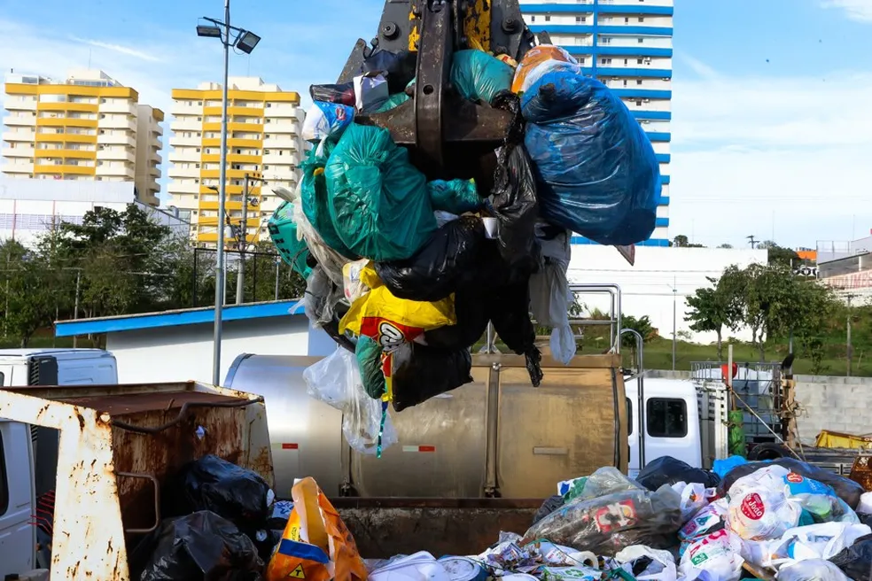 Urbam inicia coleta de lixo emergencial após paralisação dos coletores