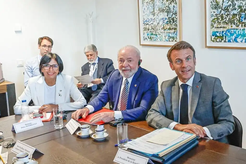 Lula e Macron pedem fim de isolamento da Venezuela caso eleições em 2024 sejam justas
