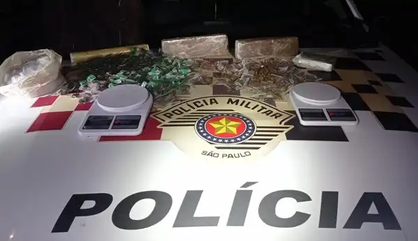 PM prende 2 pessoas por porte de drogas em Caraguá
