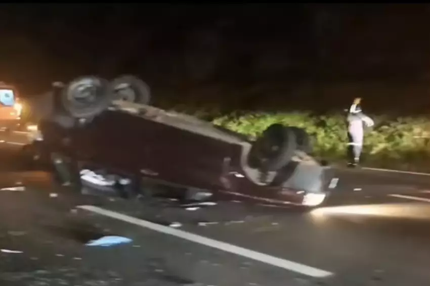 Homem morre e mulher fica ferida em grave acidente na Dutra