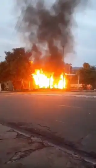 Incêndio atinge PEV e mobiliza bombeiros na zona leste de São José dos Campos