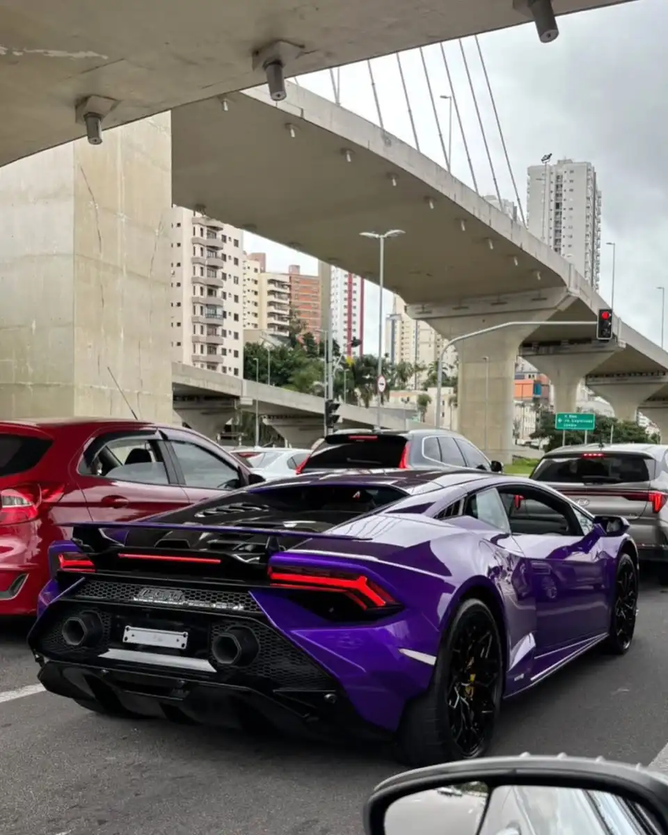 Quem é o dono da Lamborghini roxa que tem chamado a atenção nas ruas de SJCampos?