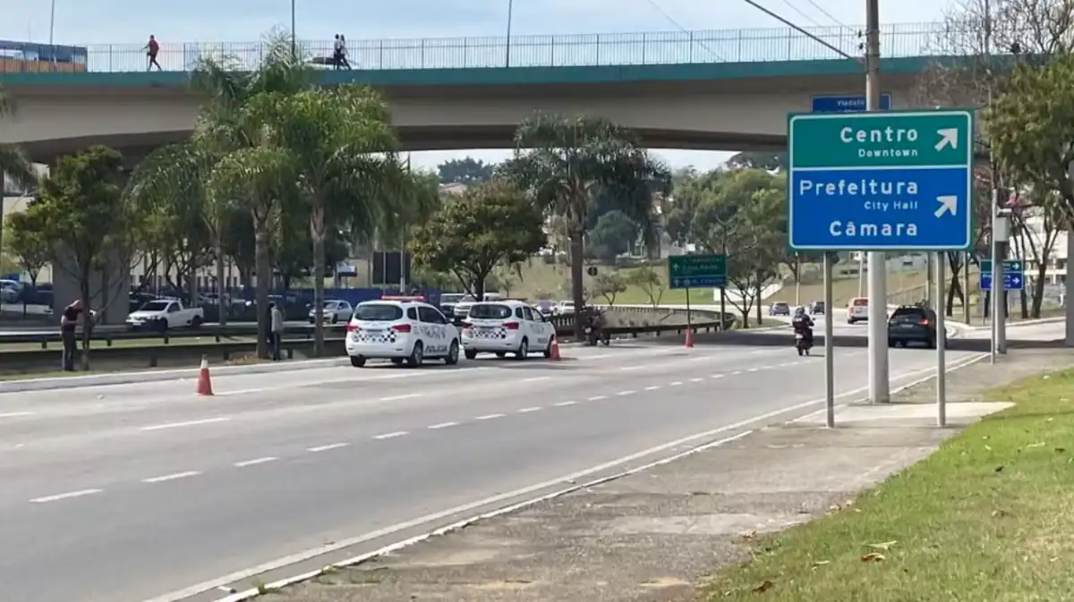Motociclista morre após cair em avenida próximo à Prefeitura de São José