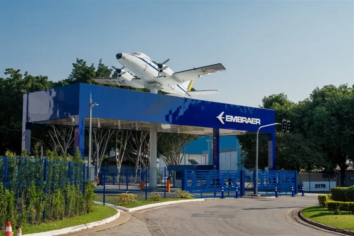 Colaboradores da Embraer terão jornada presencial a partir de agosto