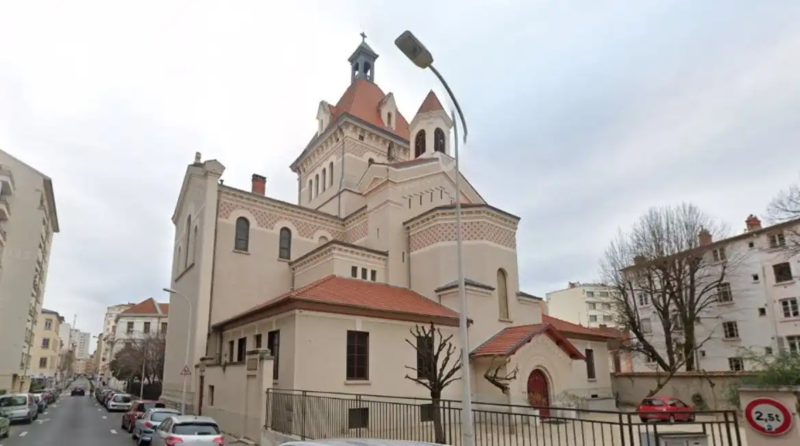 Padre descobre que será pai e renuncia durante missa na França