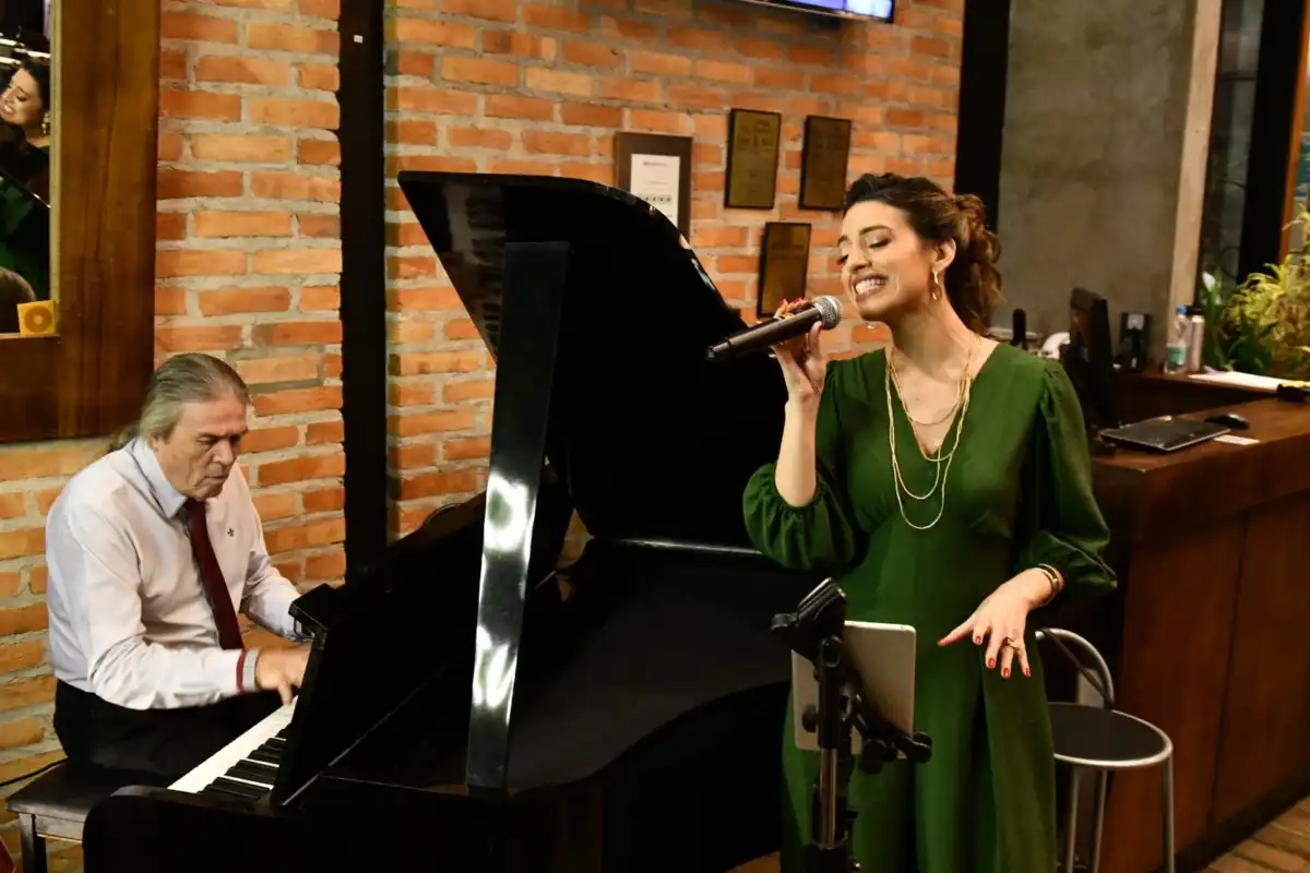 Troina Pizza Gourmet comemora o mês das mulheres com show Ana Paula Torquetti - 27 março