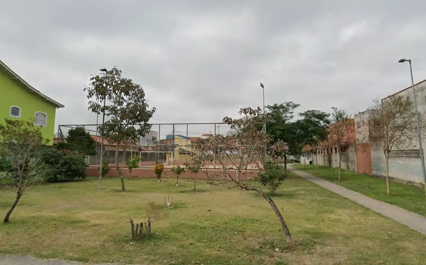 Adolescente de 12 anos é estuprada por seis jovens em São José