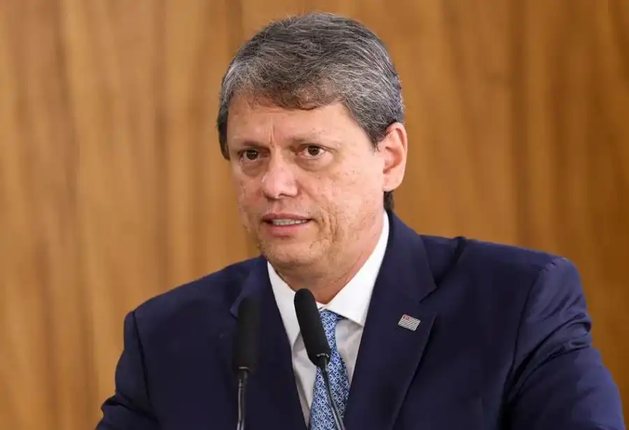 Tarcísio diz que vai manter câmeras em PMs porque estava "completamente errado"