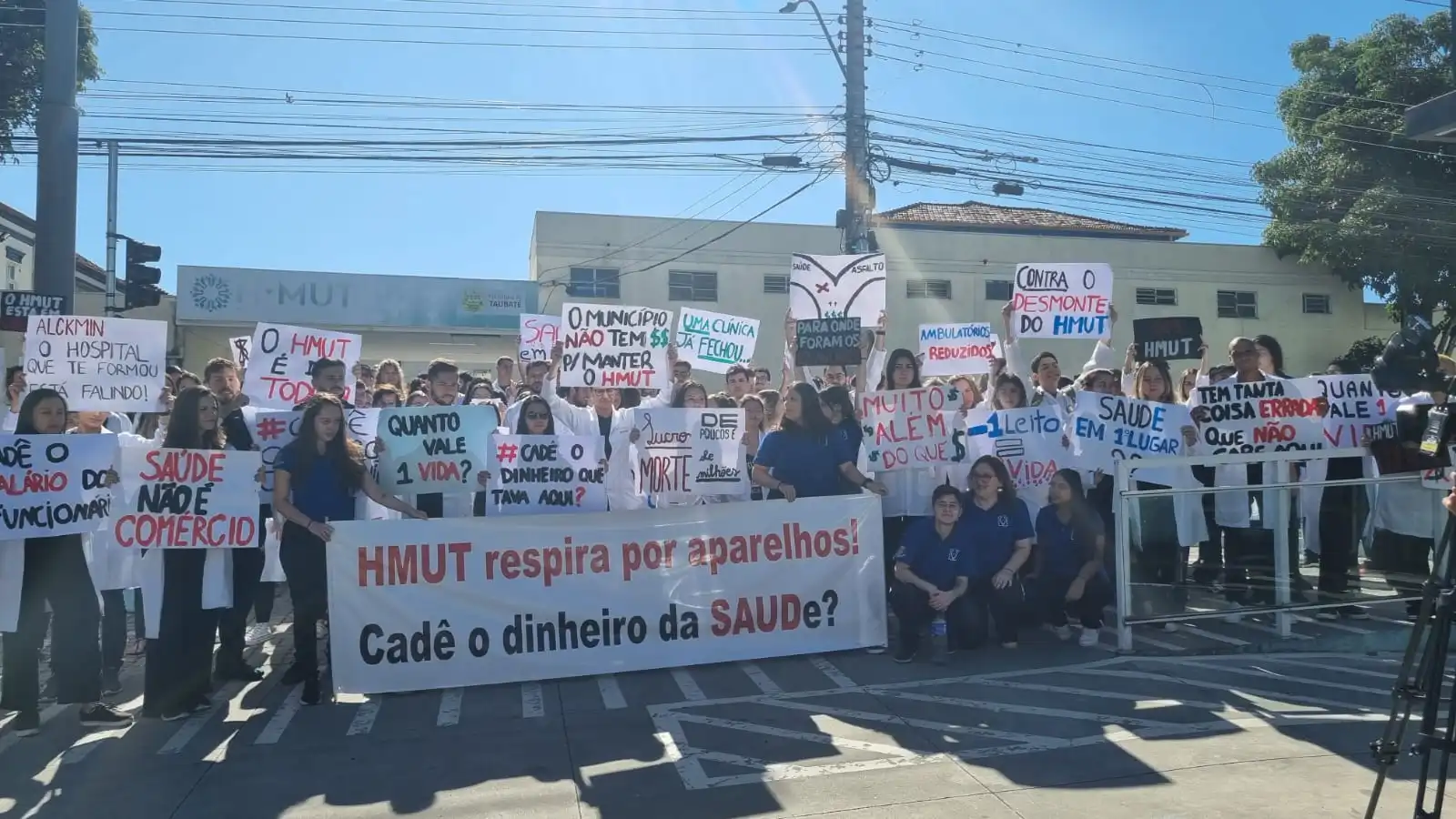 Estudantes de Medicina fazem protesto contra falta de pagamentos no Hospital Municipal Universitário de Taubaté