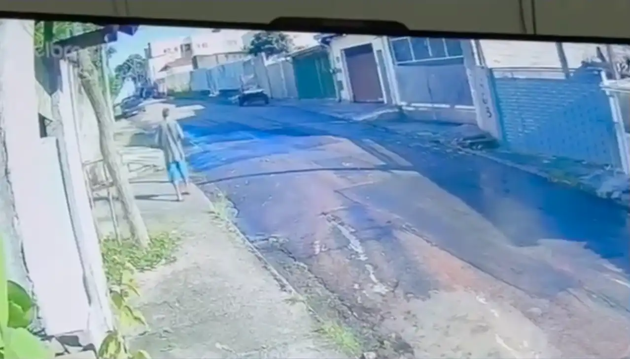 Veja o momento em que o fio se rompe e morador é eletrocutado em São José 