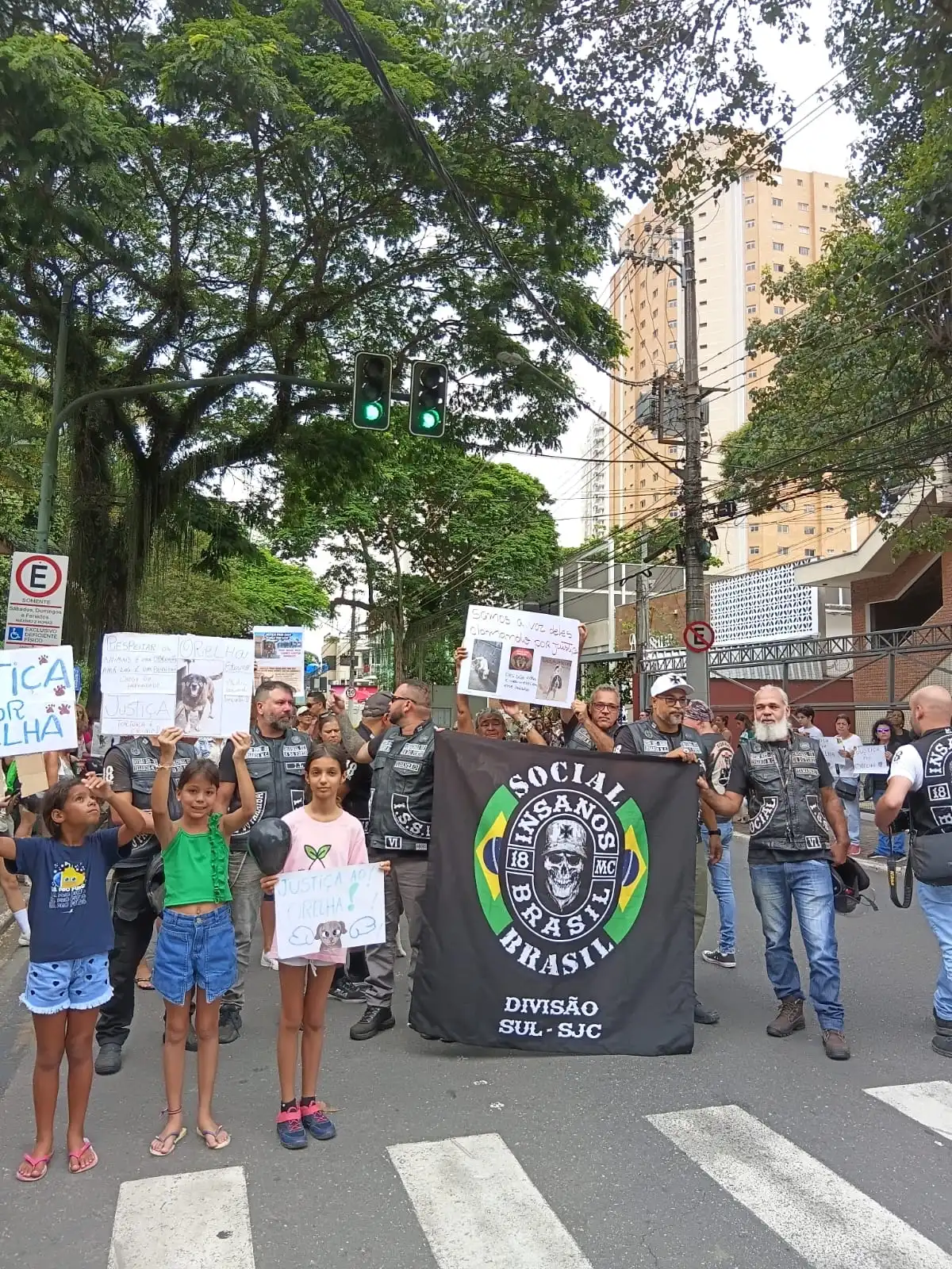 Manifestantes vão às ruas de São José dos Campos por justiça ao cachorro Orelha