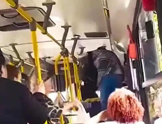 Plataforma de ônibus trava e passageiros pulam assento de cobrador para sair