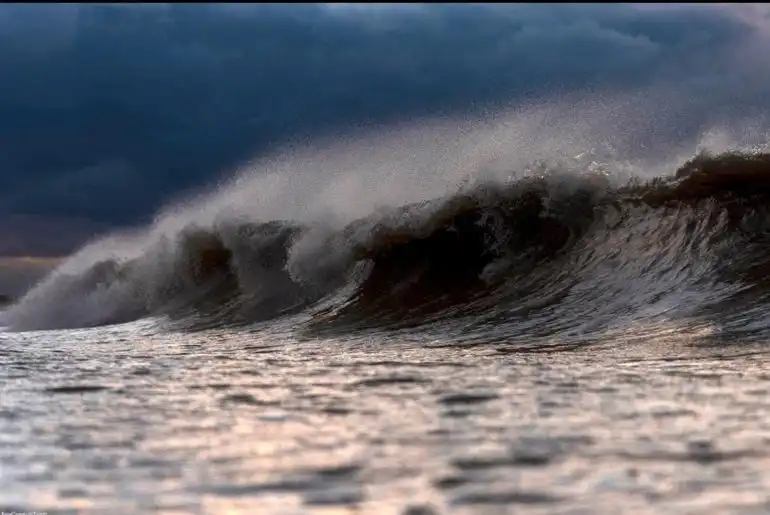 Ressaca com ondas de até 3 metros coloca Ubatuba em alerta 