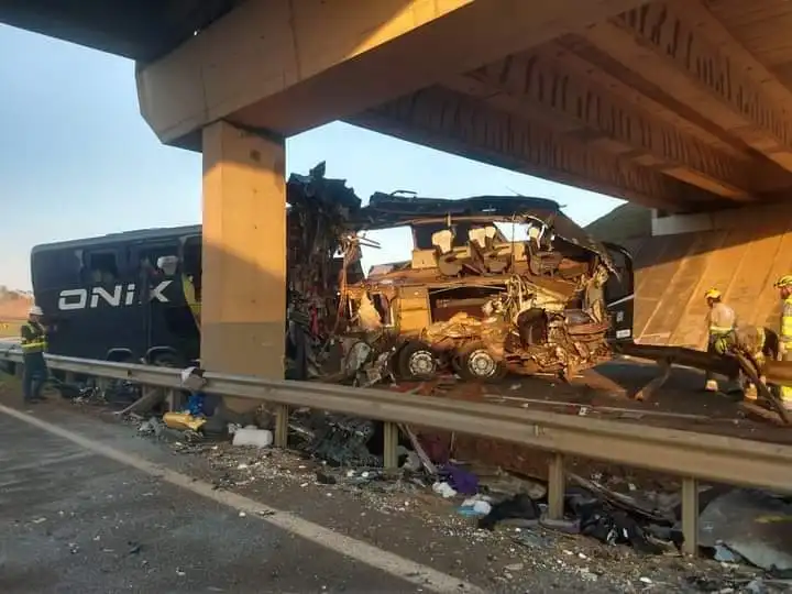 Acidente com ônibus para Aparecida deixa 10 mortos e 42 feridos