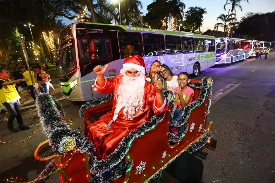 Última noite da Caravana Iluminada traz chegada do Papai Noel à Praça Afonso Pena