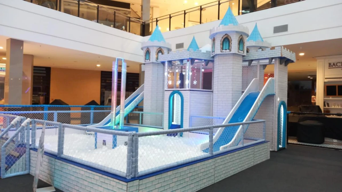 "Reino de Neve" é atração para crianças em São José com brinquedos, castelo e simulador de gelo