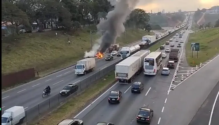 Carro pega fogo na Dutra em São José e causa 3 km de congestionamento 