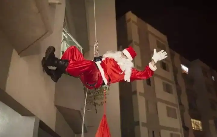 Papai Noel chegará de rapel na noite desta segunda-feira (11)