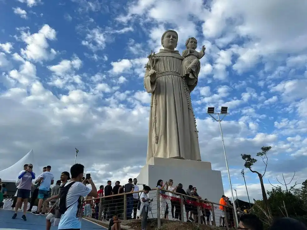 Nova estátua de 20 metros de Santo Antônio é inaugurada em Caraguá
