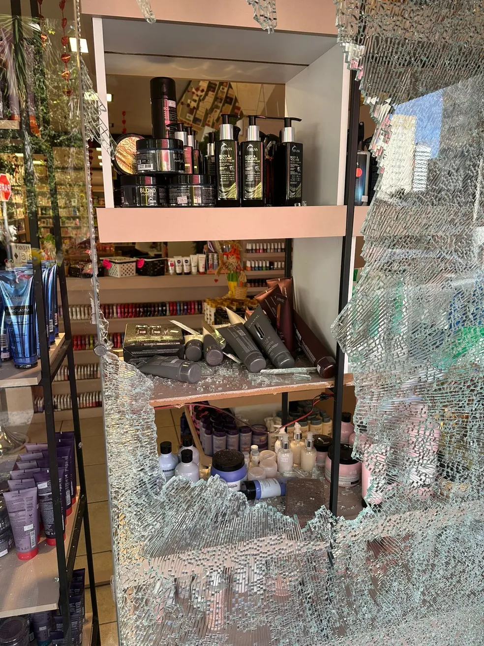 Loja de cosméticos é vandalizada durante madrugada em São José