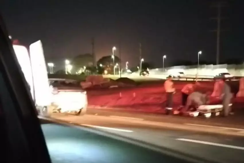 Mulher de 21 anos morre após acidente entre moto e carro na Dutra em São José