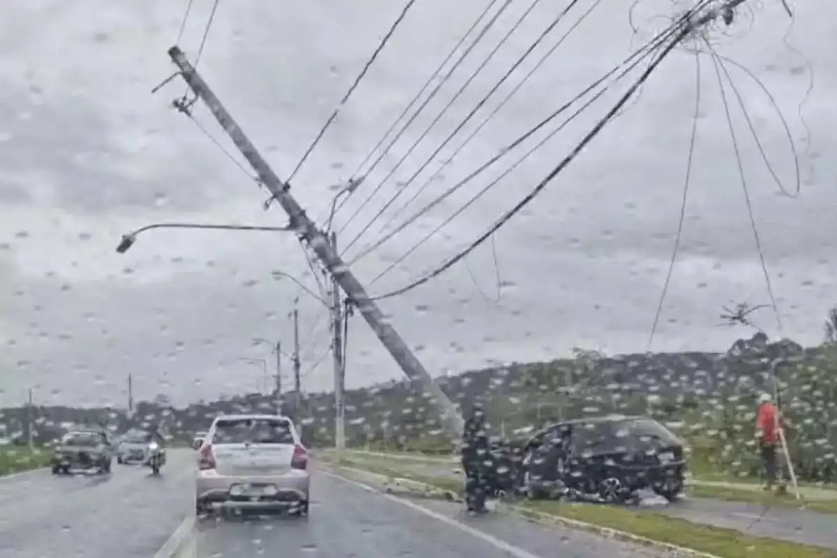 Imagens mostram colisão na Via Cambuí em São José
