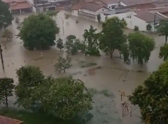 Chuva forte provoca alagamentos e deixa moradores desalojados em Guaratinguetá
