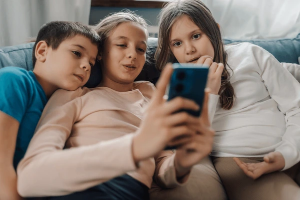 Denúncia aponta que TikTok recomenda conteúdo sexual e pornografia para criança