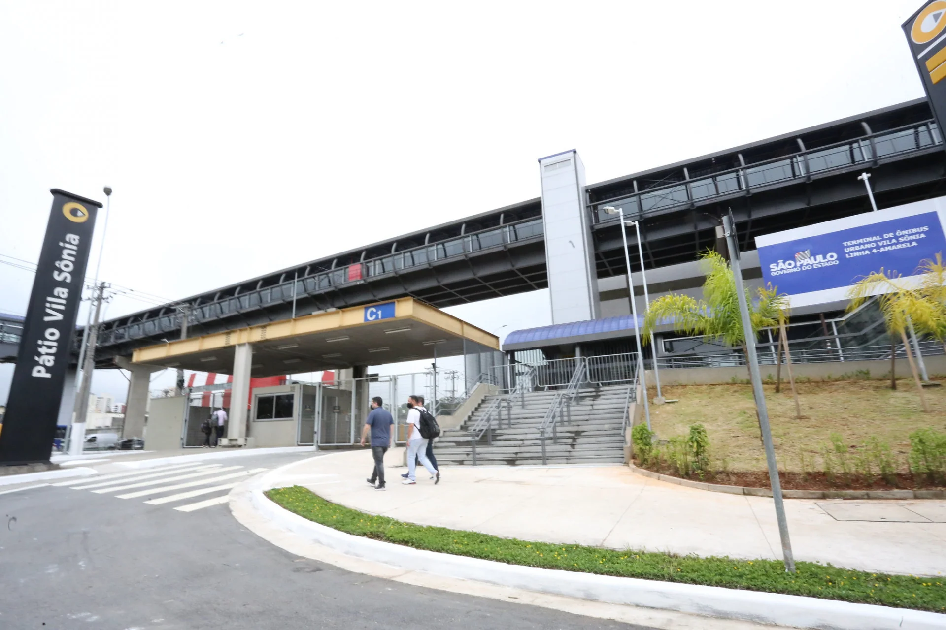 Estação Vila Sônia ganha nome de professora morta em atentado