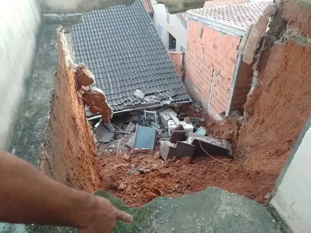 Casa desaba em Sjcampos e é interditada pela Defesa Civil