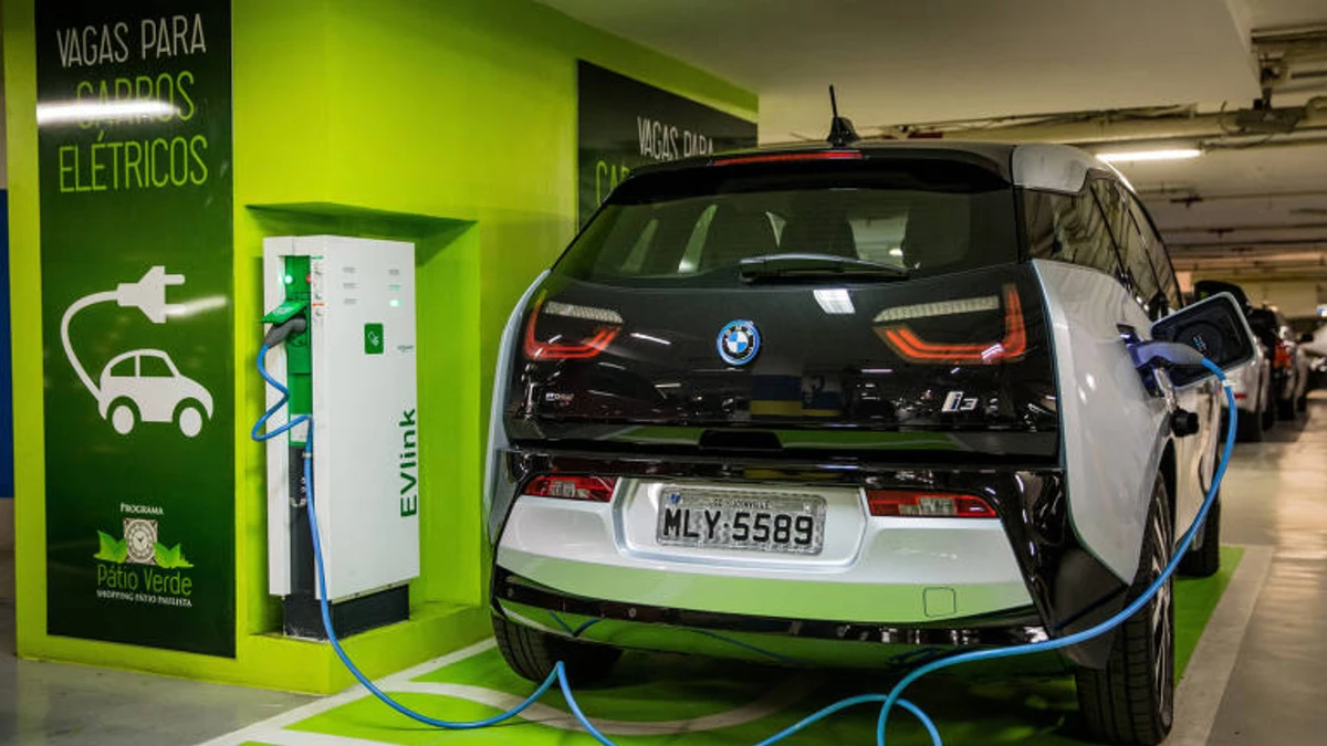 Carros elétricos desvalorizam 50% em 4 anos; veículos a gasolina perderam 14% do valor