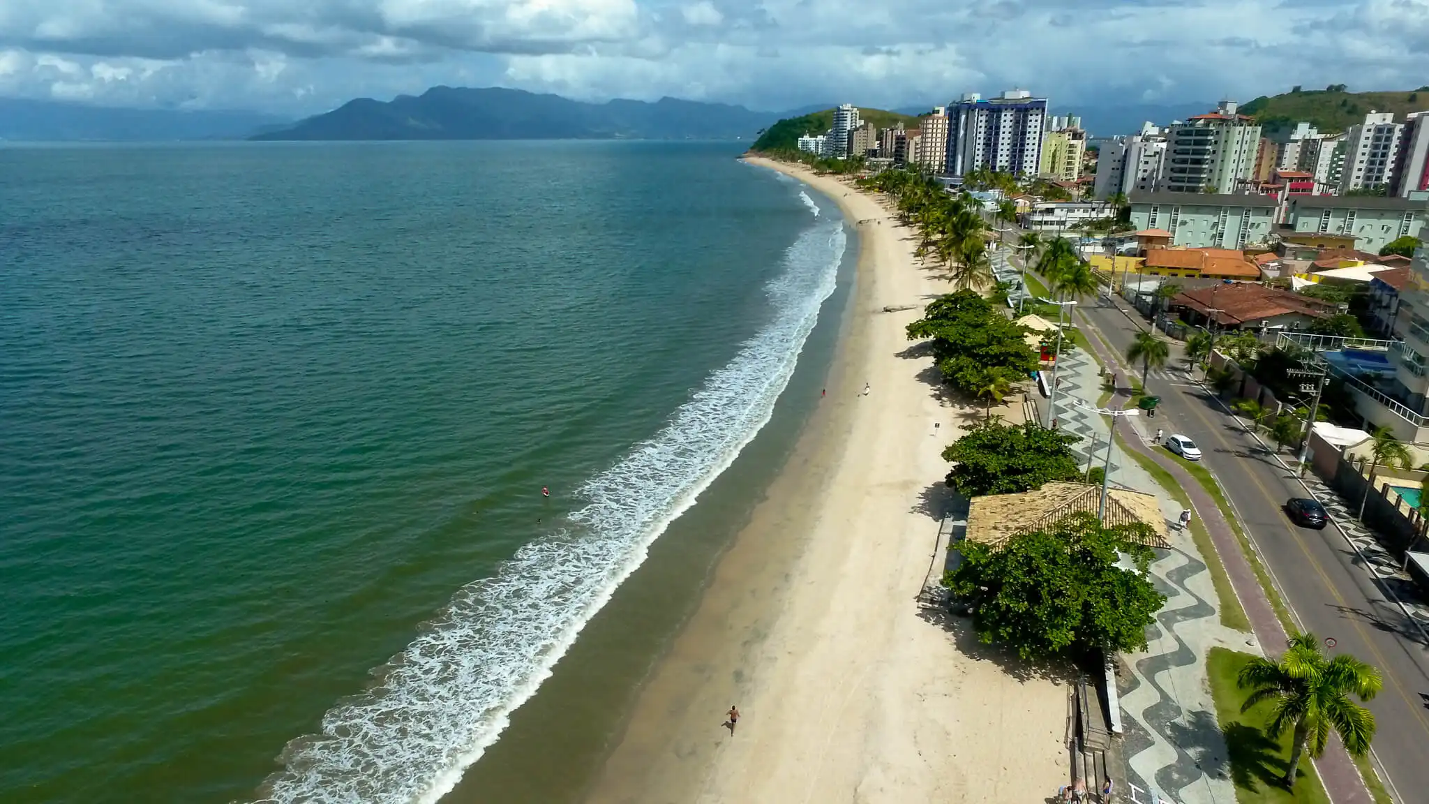Homem morre após se afogar na praia Martim de Sá, em Caraguatatuba