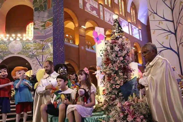 Imagem de Nossa Senhora Aparecida visita escolas e penitenciária