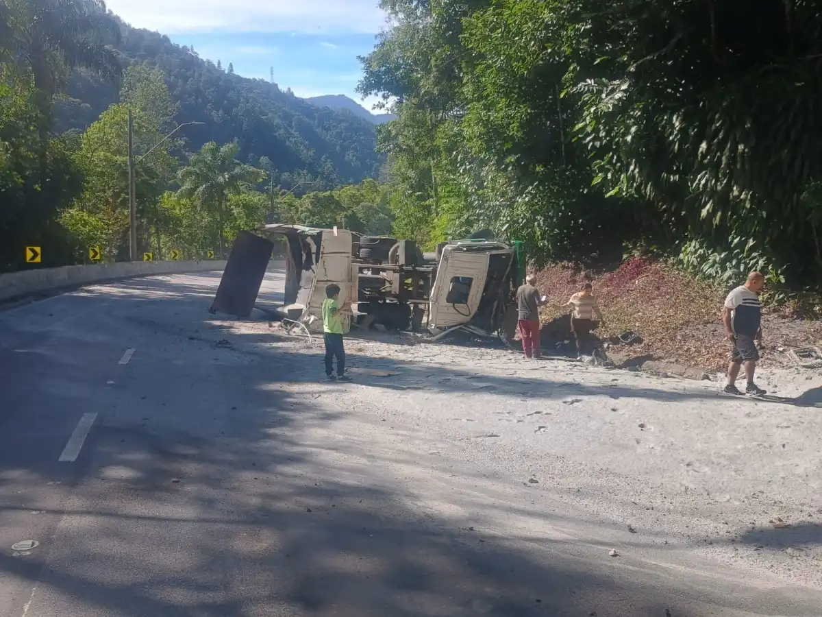 Caminhão carregado de areia tomba na serra antiga da Tamoios; Motorista fica ferido