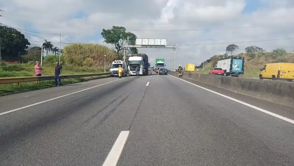 Acidente na Dutra deixa duas vítimas em estado leve