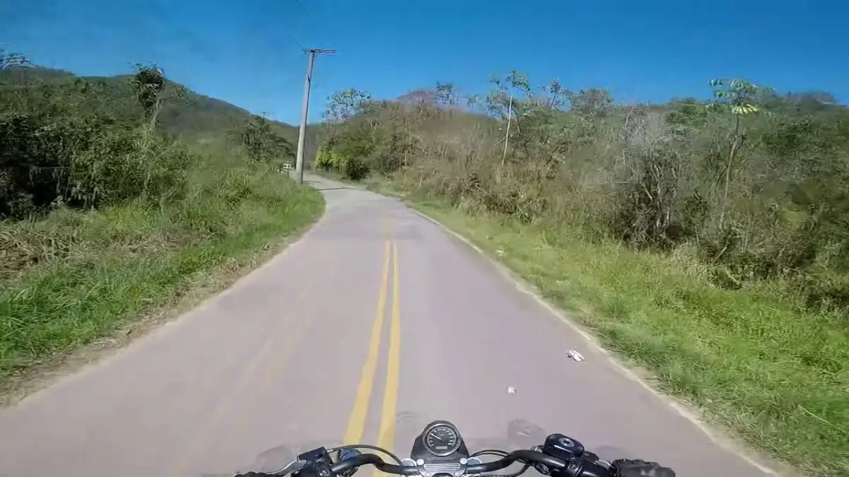 Carro cai em ribanceira e deixa 4 feridos em estrada de Monteiro Lobato
