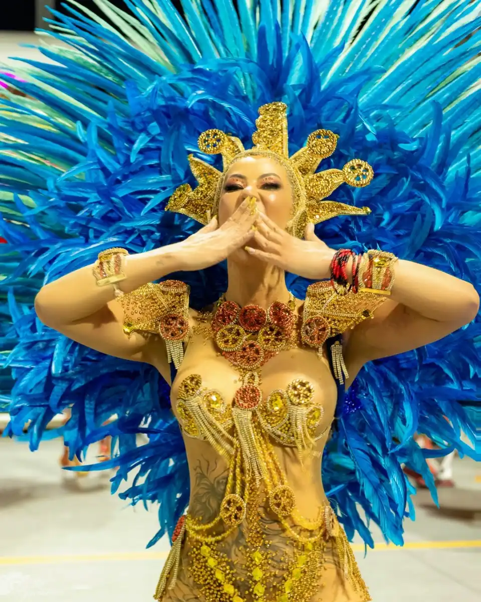 Ana Itikawa seguirá como Rainha de Bateria da Pérola Negra no carnaval de 2025
