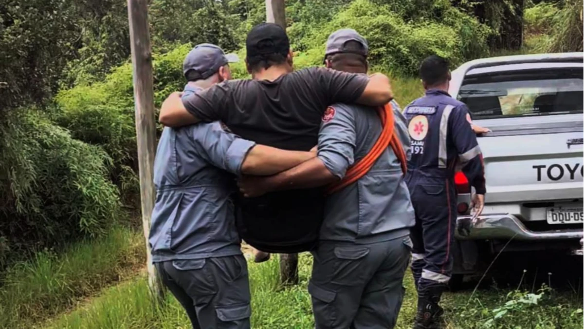 Homem é resgatado após queda de andaime em área de difícil acesso em Ubatuba