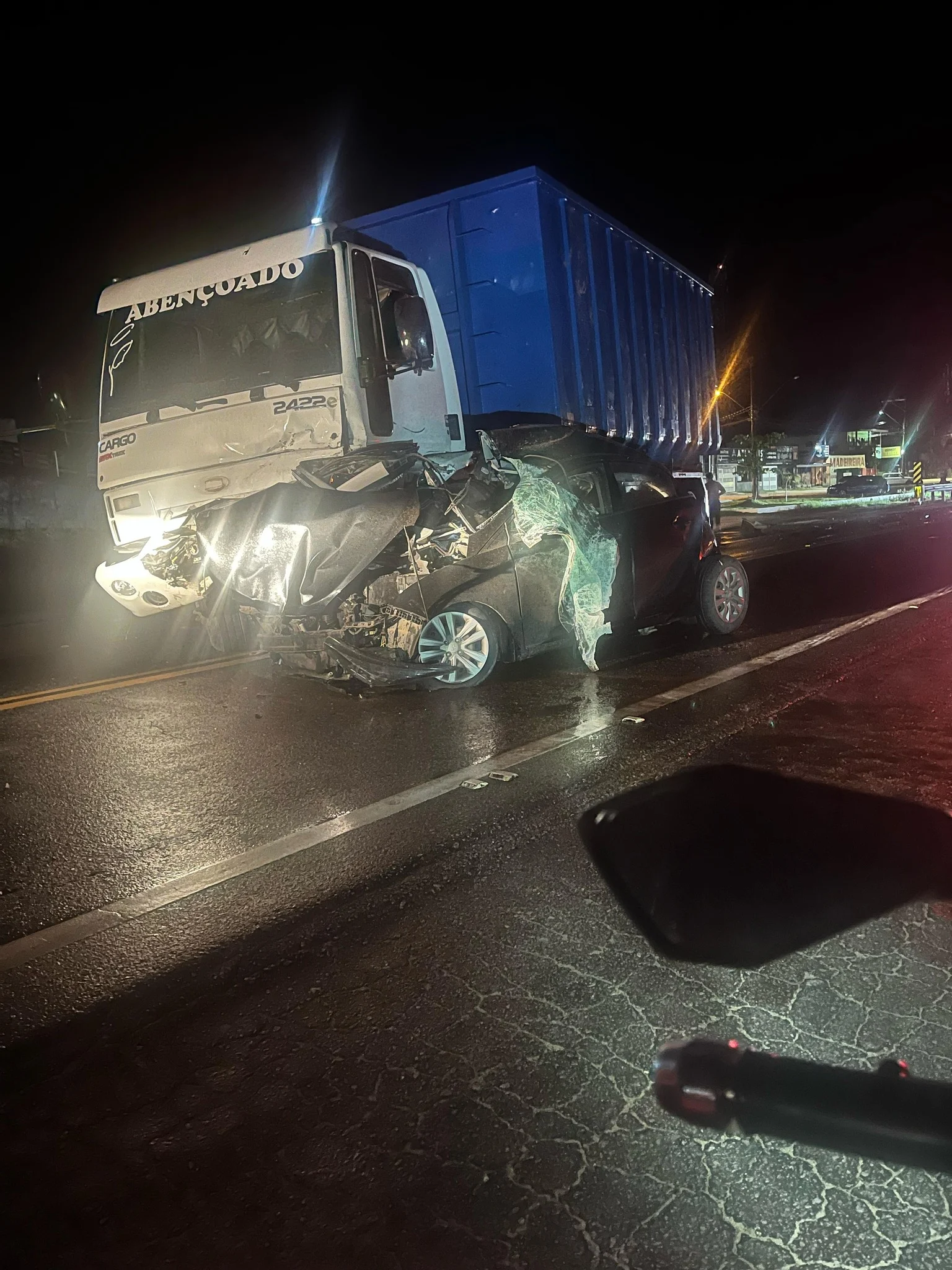 Acidente entre caminhão e dois carros na Rio-Santos, em Ubatuba, deixa dois mortos