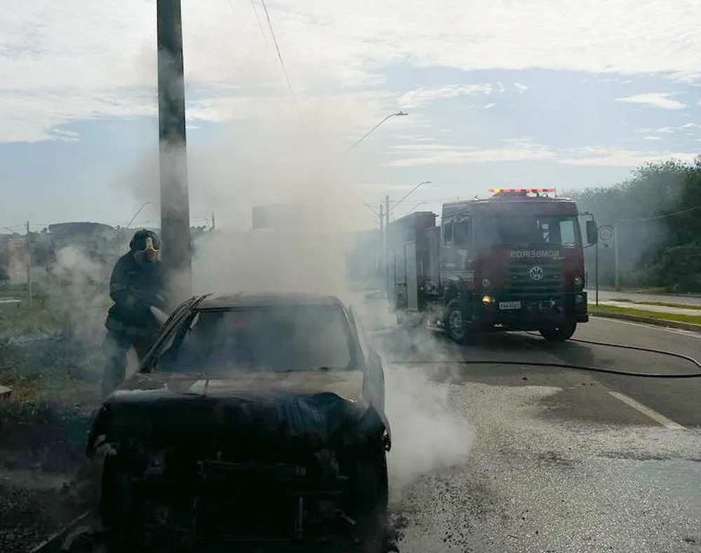 Veículo entra em chamas e homem fica ferido na Zona Leste de São José