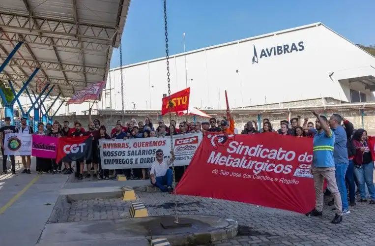 Trabalhadores da Avibras decidem dar continuidade à paralisação após um ano de greve