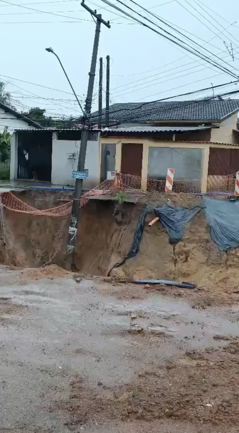 Duas crateras na mesma rua em São José dos Campos assustam moradores