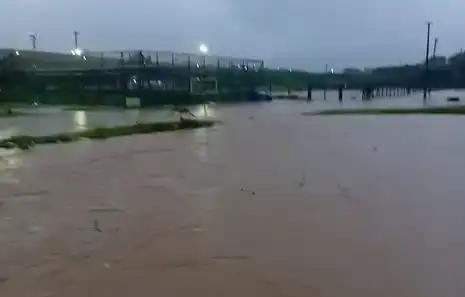 Rio Pararangaba, em São José dos Campos, transborda com as fortes chuvas desta quinta (19)