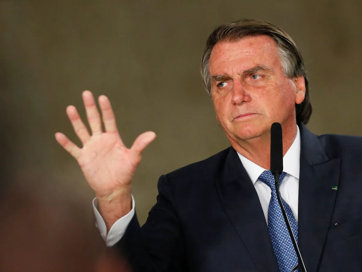 <strong>Tábua de madeira, canecas e calendários; veja produtos da loja Bolsonaro Store</strong>