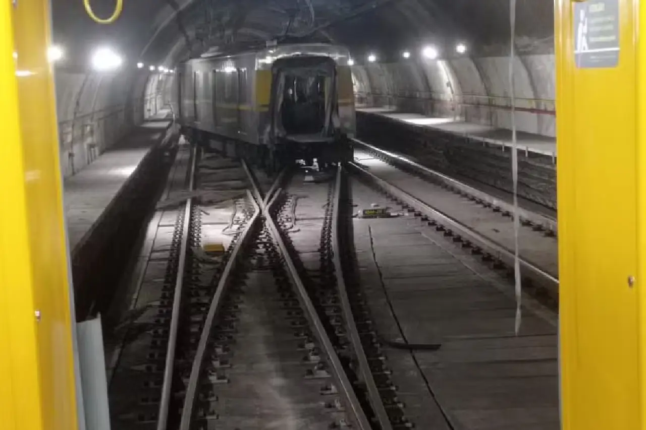Metrô da linha 4-amarela se parte ao meio com passageiros em SP