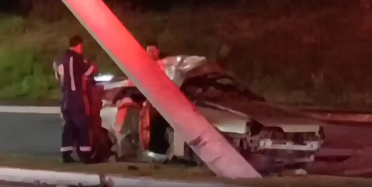 Casal morre após bater carro contra poste em São José