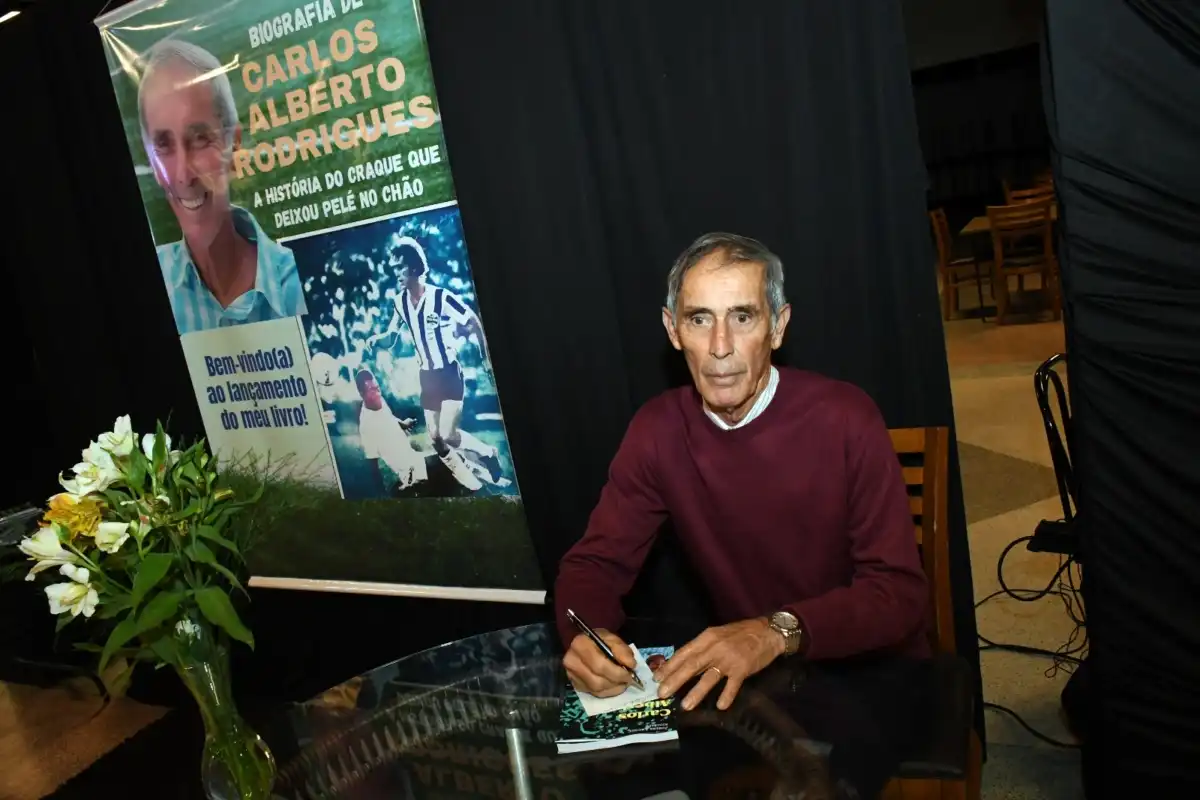 Carlos Alberto Rodrigue, Ex-craque do São Paulo lança livro num evento em São José dos Campos