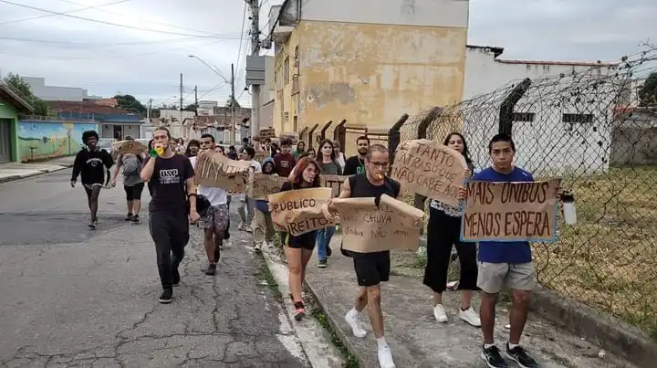 Alunos da USP fazem manifestação pedindo melhorias no transporte público de Lorena